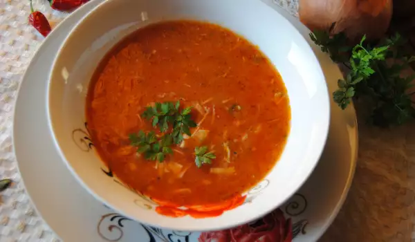 Томатный суп с луком пореем и лапшой