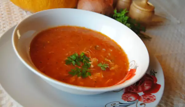 Томатный суп с луком пореем и лапшой