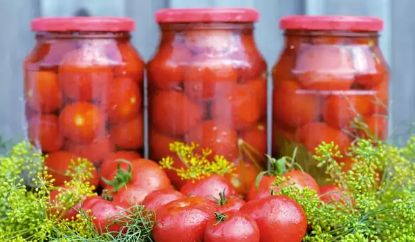 Консервированные очищенные помидоры