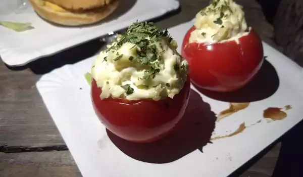 Фаршированные помидоры с сыром моцарелла и кусочками прошутто
