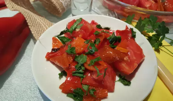 Салат из запеченных перцев и помидоров