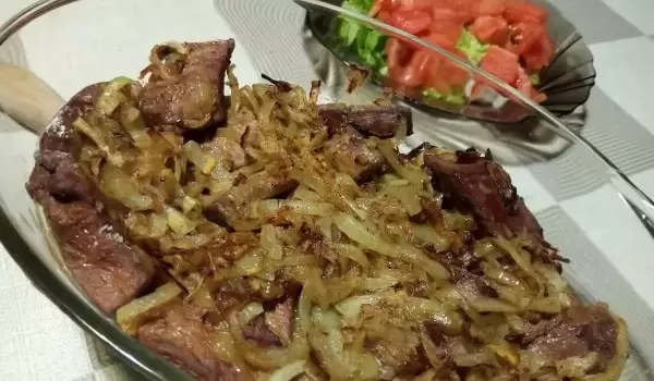 Печень, запеченная с луком в сливочном масле