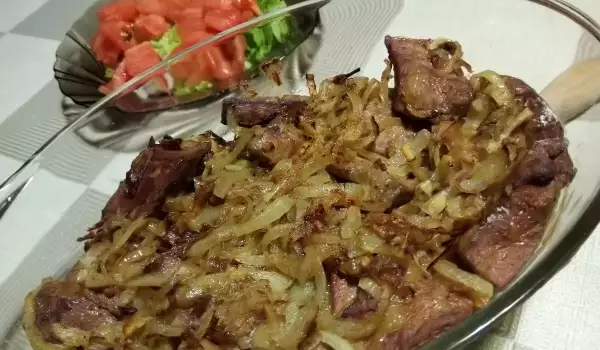 Печень, запеченная с луком в сливочном масле