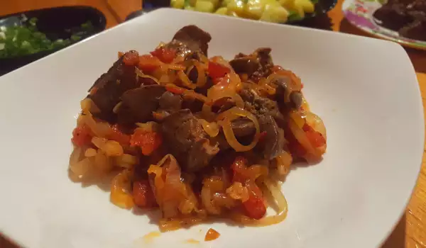 Печень с луком и помидорами на сковороде