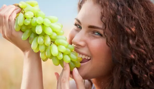 Что содержит белый виноград?
