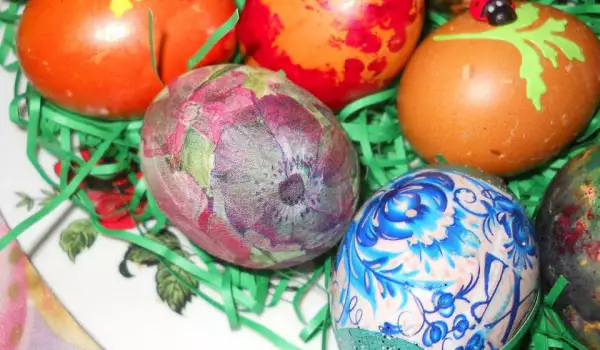 Разноцветные яйца с декупажем
