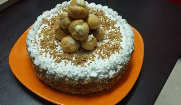 Эклерный торт со сметаной и карамелью