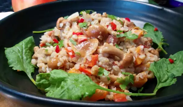 Гречка с грибами, луком и морковью