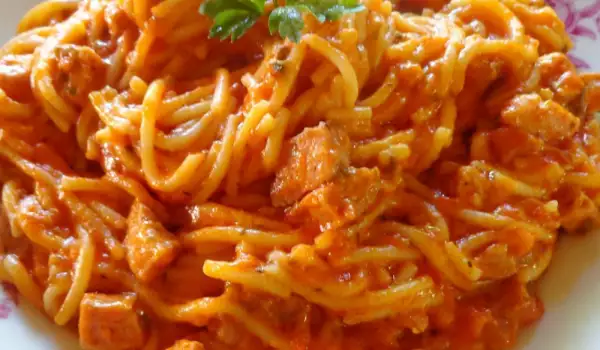 Спагетти с сосисками и помидорами
