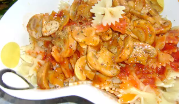 Фарфалле с томатным соусом и грибами