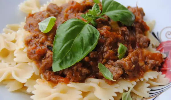 Фарфаллине с фаршем и осенними овощами