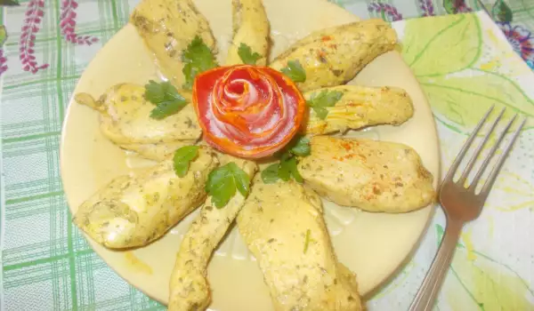 Кусочки куриного филе на сковороде