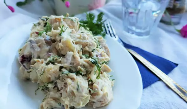 Рыбный салат с копченой скумбрией и картофелем