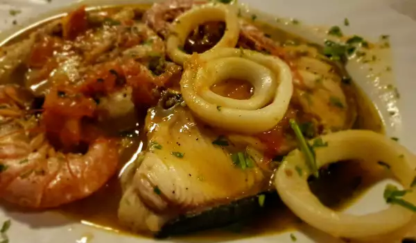 Рыба и морепродукты в соусе из белого вина