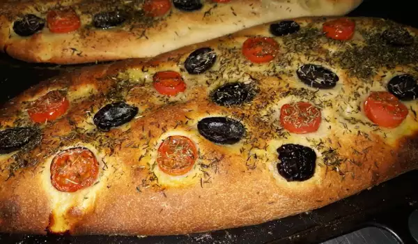 Ароматная фокачча с помидорами черри и оливками