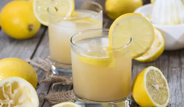 Теплая вода с лимоном для здоровья