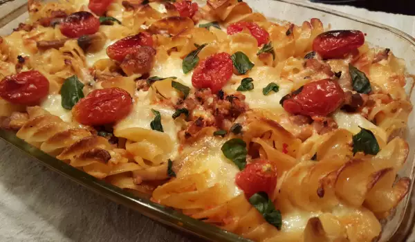 Фусилоны с нарезанным мясом в духовке