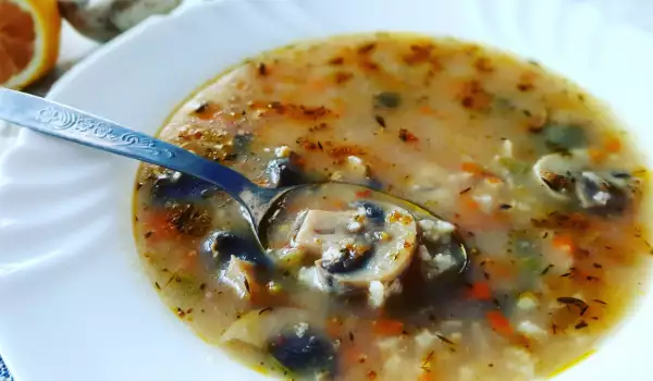 Прозрачный грибной суп с рисом