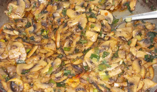Тушеные грибы с луком и сливочным маслом