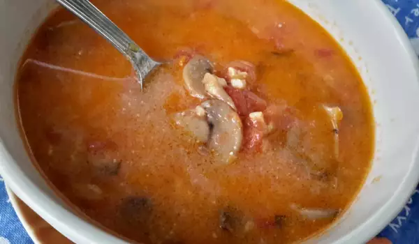 Густой рисовый суп с грибами, морковью и помидорами