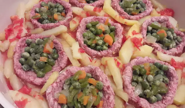 Гнездышки из фарша с овощной начинкой и картофелем