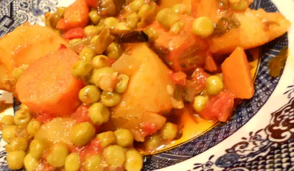 Постный гювеч с горошком и овощами в глиняном горшке