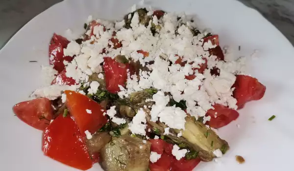Греческий салат с баклажанами и помидорами