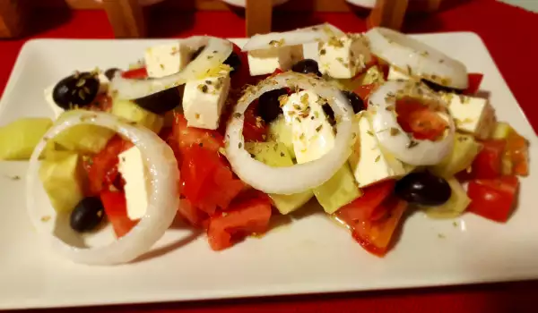 Греческий салат с сыром Фета и оливками