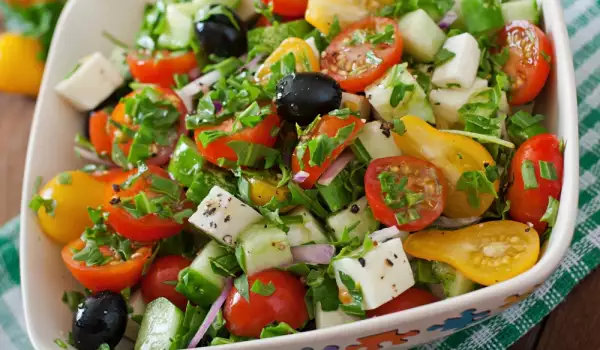 Греческий салат с оливками каламата