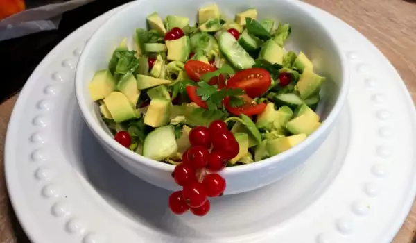 Зеленый салат с авокадо Сюрприз