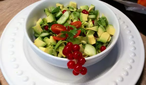 Зеленый салат с авокадо Сюрприз