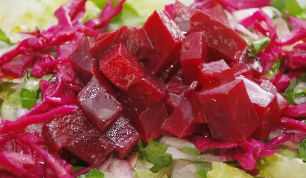 Полезный салат с красной свеклой