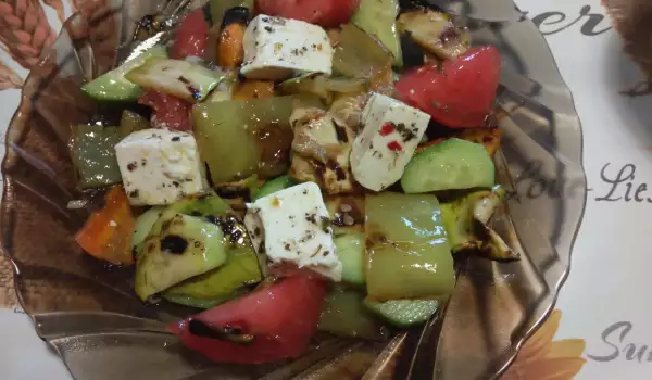 Салат из овощей на гриле и маринованной брынзы