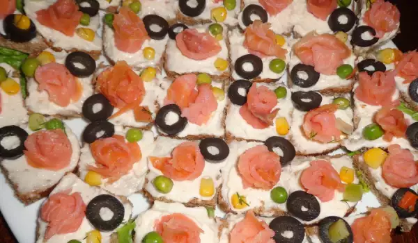 Канапе с домашней взбитой икрой и копченым лососем