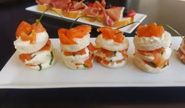 Канапе со сливочным сыром и семгой