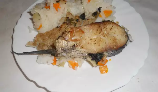 Запеченный хек с рисом, зеленым луком и морковью