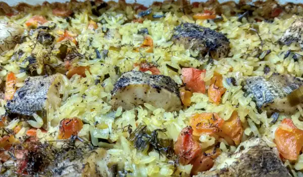 Запеченный хек с рисом, зеленым луком и морковью