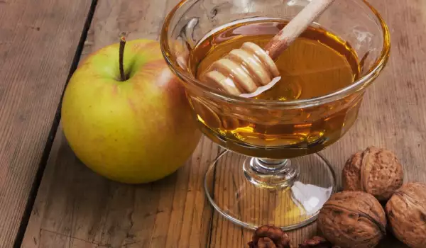 Для чего полезны мед и грецкие орехи?