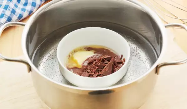 Растапливание шоколада на водяной бане