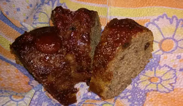 Экономный кекс с клубничным вареньем и грецкими орехами