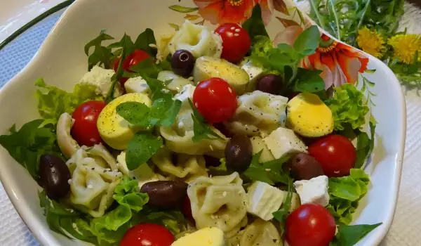 Красочный итальянский весенний салат