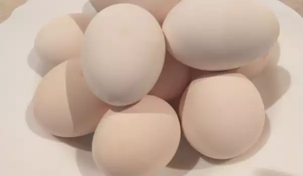 Отбеливание куриных яиц на Пасху