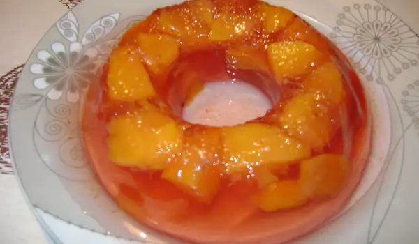 Легкий желейный десерт с персиками