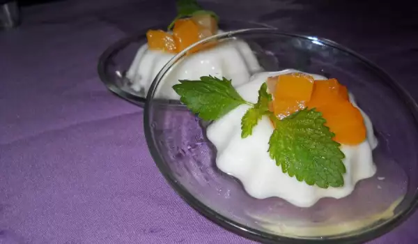 Желе десерт с кислым молоком и компотом из персиков