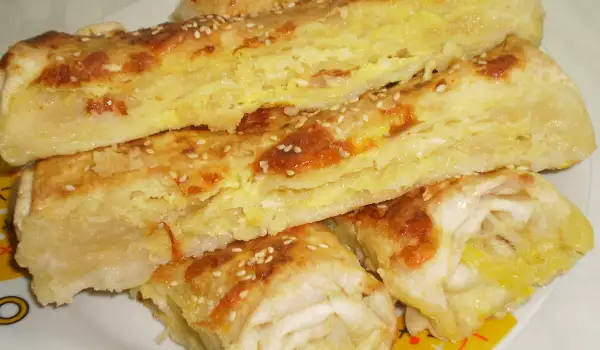 Выкупанная баница с брынзой и сыром