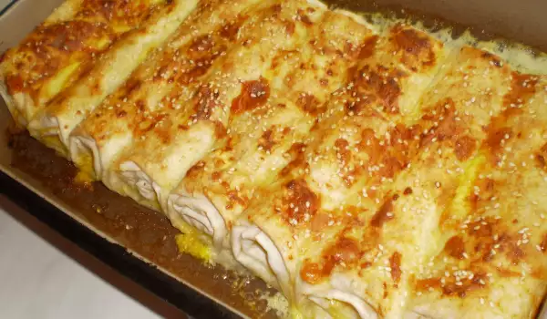 Выкупанная баница с брынзой и сыром