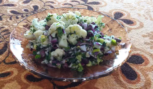 Луковый салат с цветной капустой