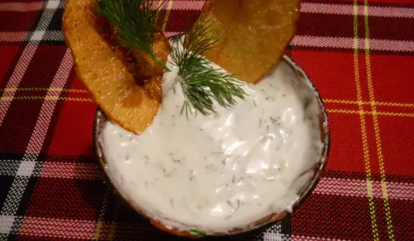 Острые картофельные чипсы с чесночным соусом