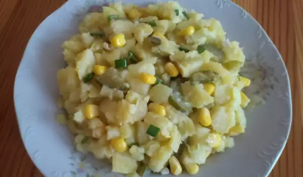 Салат с картофелем и кукурузой