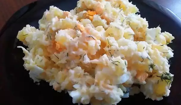 Картофельный салат с соусом из майонеза и горчицы